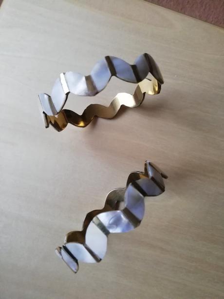 Mosazný náramek s perletí, 