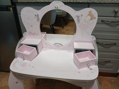 Toaletní stolek se stoličkou,