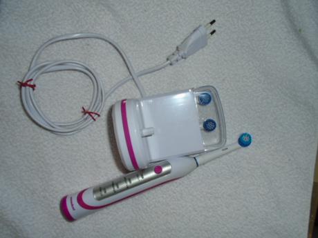 Elektrický kartáček na zuby s nástavci,