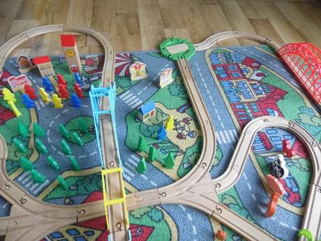 Dřevěné koleje vč. vláčků, vagónů apod., 