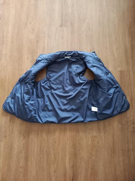 Tmavě modrá vesta, 164