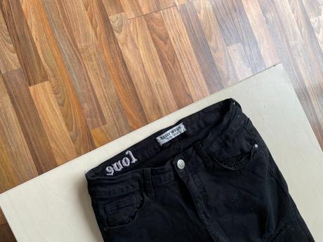 Džíny s nápisem love, vel m spíše pro s, tally wei, tally weijl,s