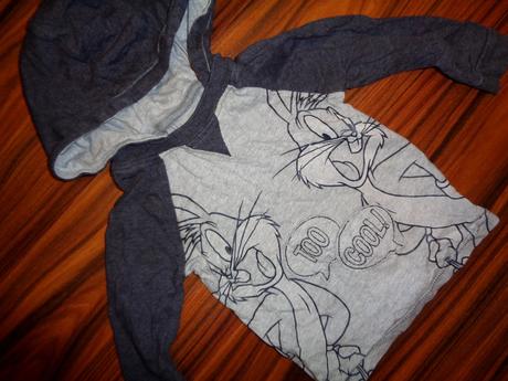 Pěkné šedé tričko nebo slabší mikina se zajíčky, george,74