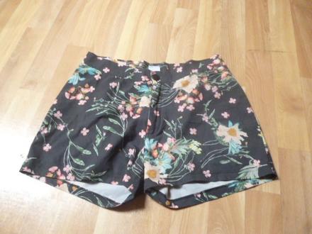 Lehké kytkaté kratasy vel. m pro maminy, vero moda,m