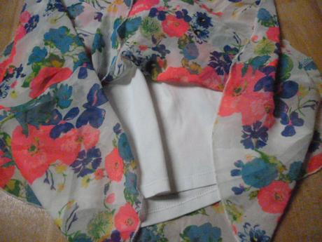 Veselé kytkaté šaty vel. 4, bluezoo,104