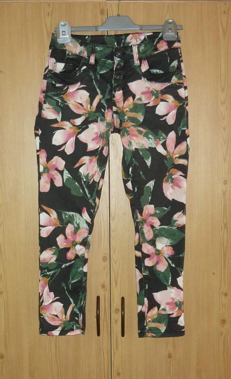 Tmavé květované dámské 7/8 kalhoty takko fashion, takko,36