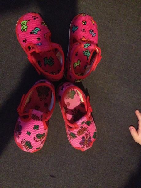 2 x žirafkové papučky, 23