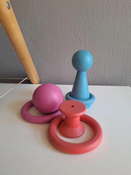 Ikea počítadlo a dřevěné hračky, 