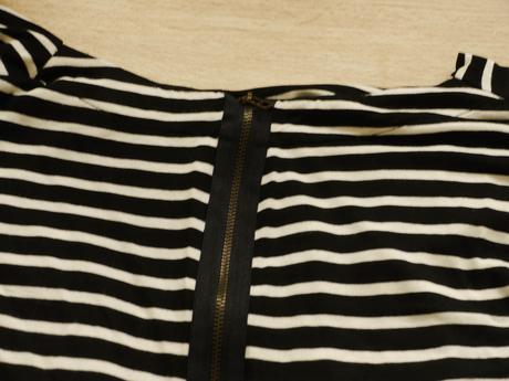 Cerno-bile prouzky saty s výstřihem vodopád vel.s, mango,s