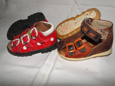 Červené sandálky v.19 hnědé essi v.20, essi,20