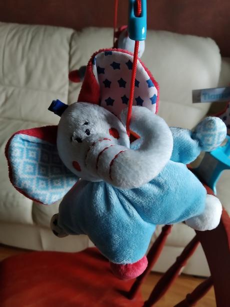 Hrací kolotoč nad dětskou postýlku, 