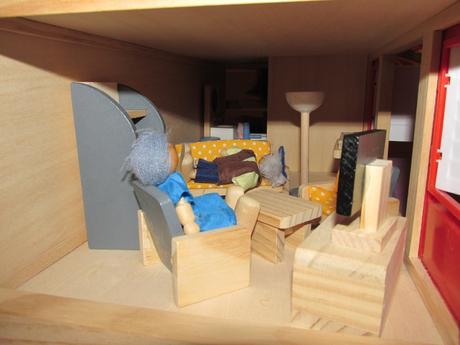 Dřevěný domeček pro panenky se zařízením playtive, 