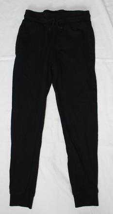 Ub49. černé tepláky 10-11 let, 146