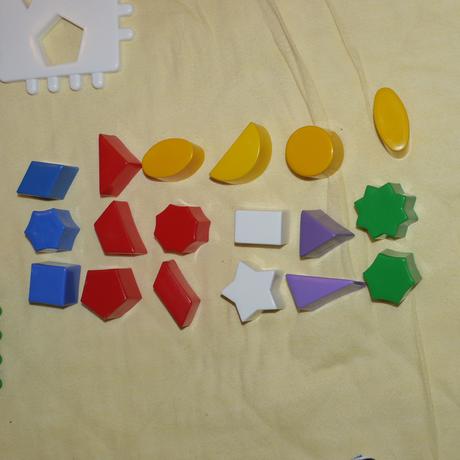 Kostka na vkladani ruznych tvaru,