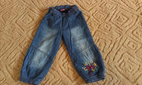 Překrásné rifličky s výšivkou vel.92 top stav, 92