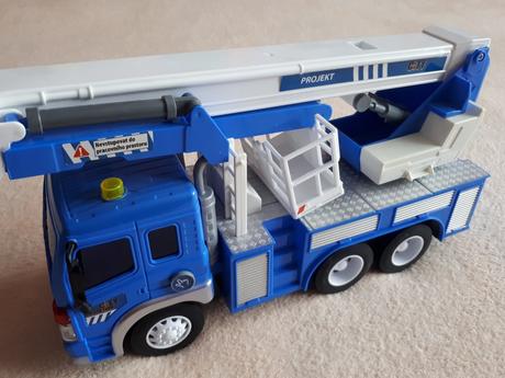 Auto s plošinou - vůz technických služeb,