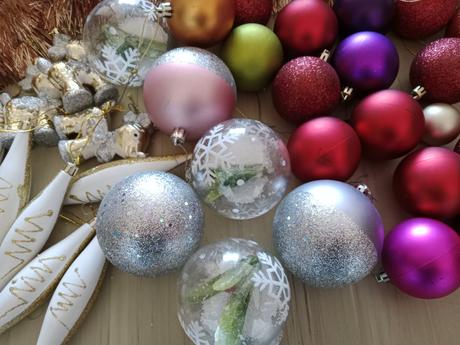Mix vánočních ozdob,