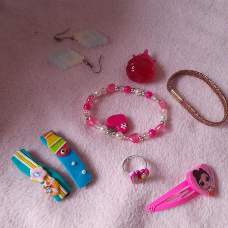 Růžový košík a holčičí šperky, 