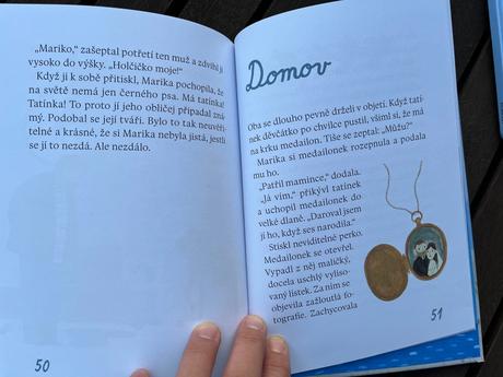 Děvčátko a velký černý pes,