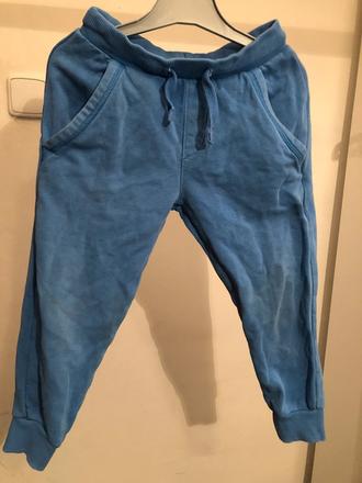 Bledě modré tepláky, 92