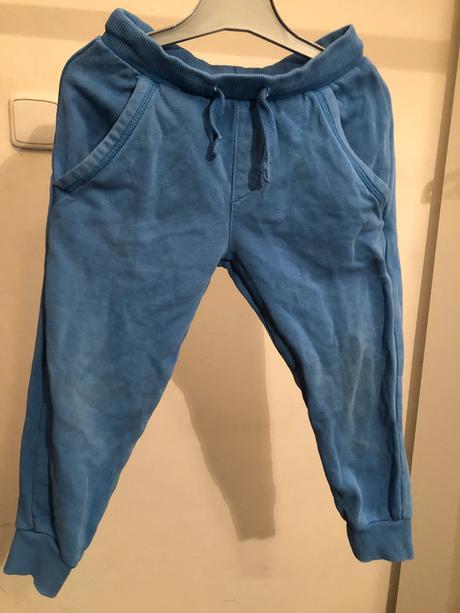 Bledě modré tepláky, 92