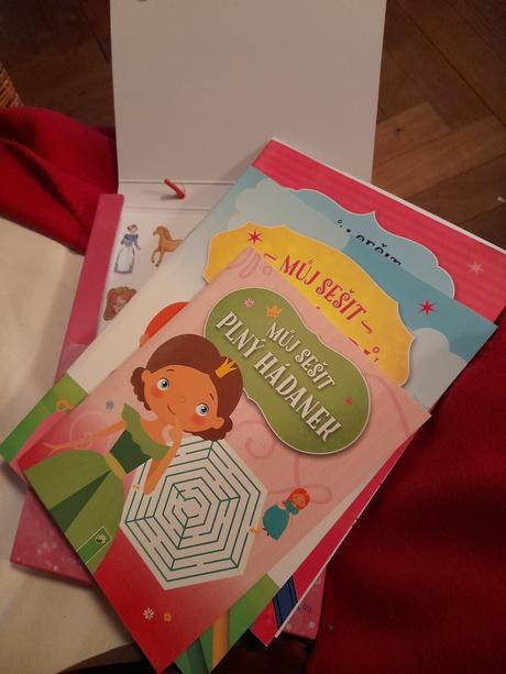 Kufřík s omalovánkami,nálepky,princezny,