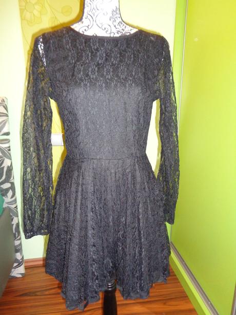 Luxusní černé společenské krajkové šaty skin, 40