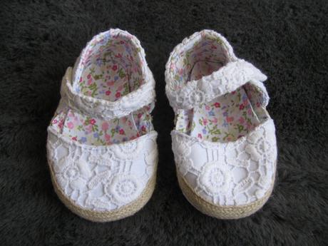 Kojenecké botičky, capačky s krajkou, <17