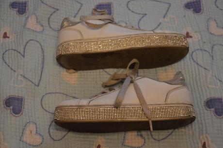 31 bílé tenisky s kamínky, graceland,31