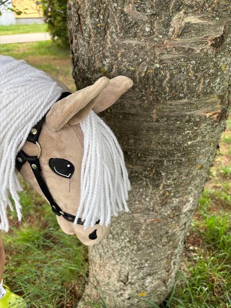 Koník hobby horse blondie s černou ohlávkou,