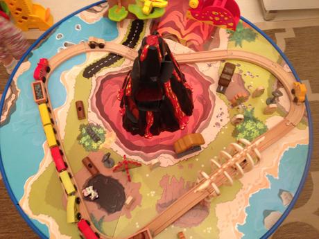 Kidkraft vláčkodráha se stolem - dinosauři, 