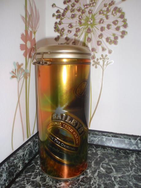 Dekorace-dóza kulatá vysoká nejen na likér,