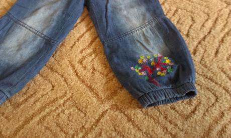 Překrásné rifličky s výšivkou vel.92 top stav, 92