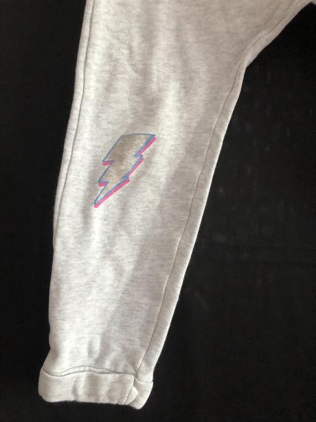 Šedé tepláky s blesky, 110