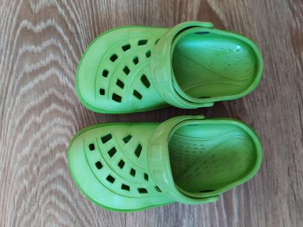 Gumové pantofle, 27