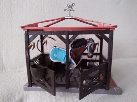 Stáj s koněm a další výbavou,