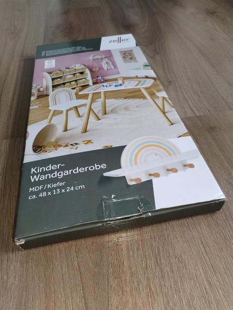 Dřevěný dívčí nástěnný věšák nový,