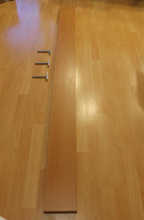 Dlouhá bytelná tuplovaná police,