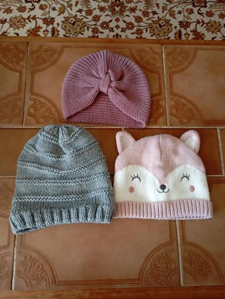 3x velmi pěkné dívčí čepičky, asi na 0,5 - 1 rok, c&a,74