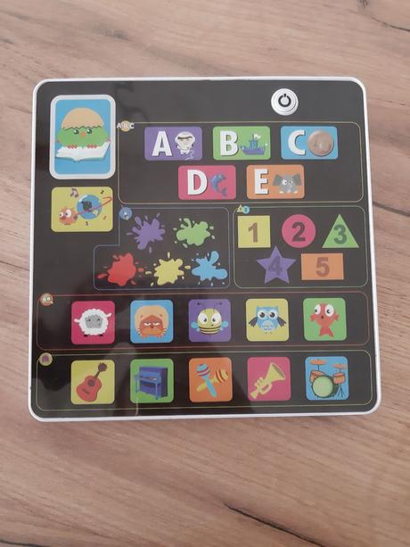 Tablet maluvící německy.,