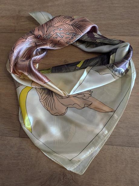 Krásný jemný šátek 58 x 58 cm,