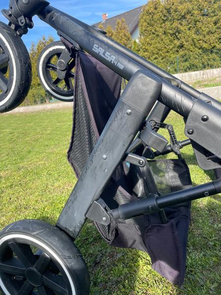 Jak odstranit šedivý film a šmouhy z kočárku?