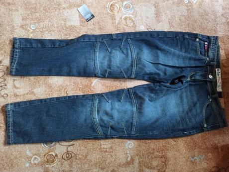 Džíny, bunda a triko, 36