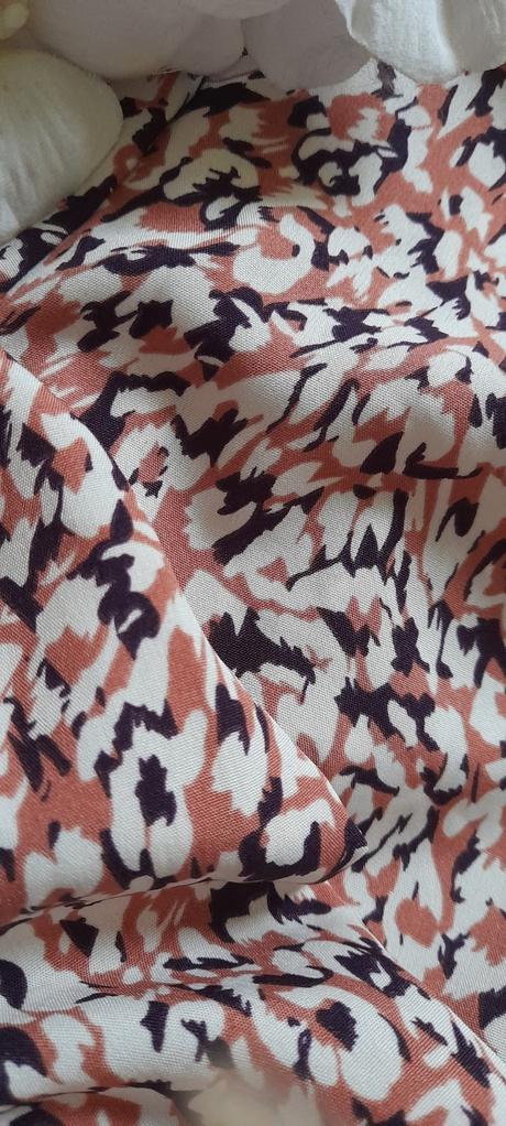 Vzorované krátké šaty s dlouhými rukávy, l