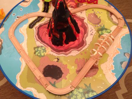 Kidkraft vláčkodráha se stolem - dinosauři, 