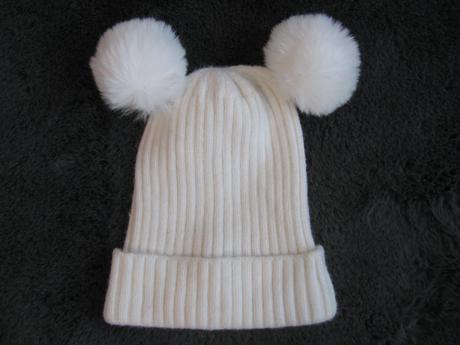 Bílá pružná čepice s bambulemi, primark,104