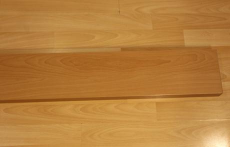 Dlouhá bytelná tuplovaná police,