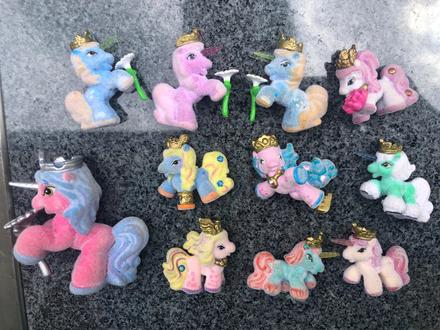 10 malych konicku filly a 1 velky s kytickami, 