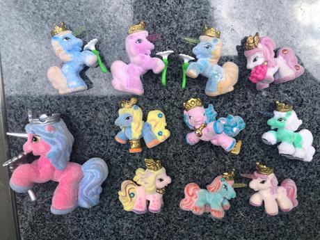 10 malych konicku filly a 1 velky s kytickami, 