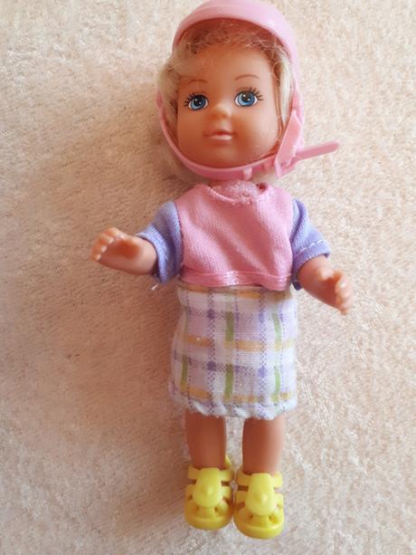 Malá panenka evička s jízdním kolem,